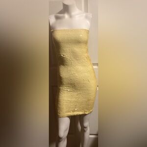 Yellow pencil skirt or tube dress sequence